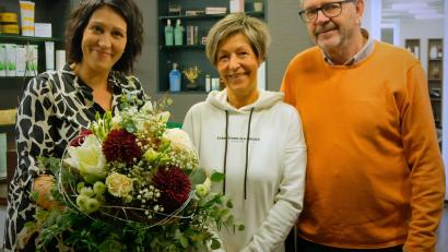 Bild: mab
Durch Inhaberin Nicole Leber (links) wurde Silvia Seifert nach fünfzig Berufsjahren im Friseurgeschaft Paa in den Ruhestand verabschiedet. Rechts Ehemann Helmut Seifert.