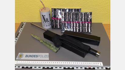 Bild: Bundespolizeiinspektion Waidhaus
Ein 20-jähriger Deutscher deckte sich neben illegalen Böllern (No. 1 ist einer der größten und stärksten Kracher überhaupt) noch mit einem Butterflymesser und zwei Teleskopschlagstöcken ein. Bei Waldsassen ziehen ihn Bundespolizeifahnder aus dem Verkehr.