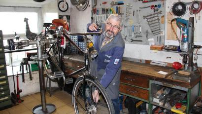 Bild: prh
Selbst die "Gazelle", ein Marken-Hollandrad, ist Norbert Neumann bei seinen Reperaturarbeiten in der Werkstatt von Fahrrad Fritsch am Stadtplatz nicht fremd gewesen. Mit ihm geht eine handwerkliche Institution in den Ruhestand.