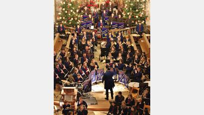 Bild: Stefanie Gradl
Insgesamt 88 Aktive des Musikvereins sind in Nachwuchs- und Jugendblasorchester sowie bei den Dagesteiner Musikanten beim Weihnachtskonzert im Einsatz. Das Publikum honoriert ihre großartigen Leistungen mit viel Beifall.