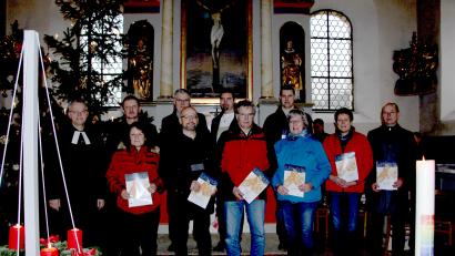 Bild: ds
Neben Pfarrer Markus Vedder reihen sich die Jubilarinnen und Jubilare vor dem Altar der St. Ulrichskirche auf. Vorne von links Elisabeth Steger-Piehl, Bernd Schramm, Hans Dorn, Claudia Vogel, Andrea Melchner und Peter Appel, hintere Reihe von links Rainhard Ertel, Karl Lehnerer, Günter Heinl und Ludwig Heinl.