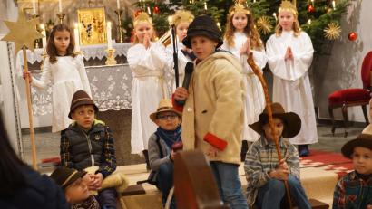 Bild: cro
Das Krippenspiel in der katholischen Pfarrkirche beeindruckt die Zuschauer.