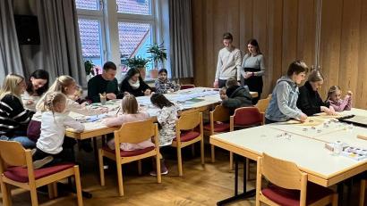 Bild: cro
Die Bastelstunde der JU Flossenbürg kommt gut bei den Kindern an.