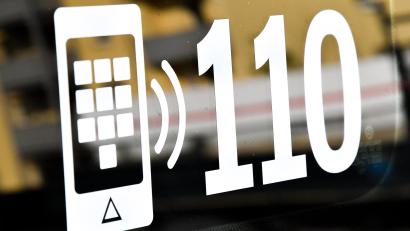 Symbolbild: Petra Hartl
Den Notruf 110 wählte am Donnerstagnachmittag ein Autofahrer in Kümmersbruck, nachdem er von einem 63-Jährigen bedroht und mit einer Axt verfolgt worden war.