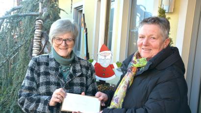 Bild: jr
Rita Vogl (rechts) überreichte an Dr. Annemarie Schraml 3500 Euro für die Aktion Feuerkinder.