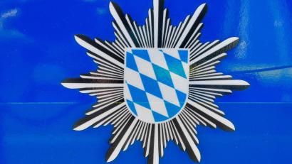 Symbolbild: Petra Hartl
Aus einem Auto erbeutete ein Unbekannter eine sichtbar auf dem Beifahrersitz liegende Handtasche samt Inhalt. Der Täter hatte zuvor die Seitenscheibe des Wagens eingeschlagen.