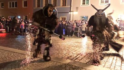 Bild: lg
Zwei Teufelsgestalten bei einer beeindruckenden Darbietung des Feuerstockdrehens mit bizarrem Funkenflug.