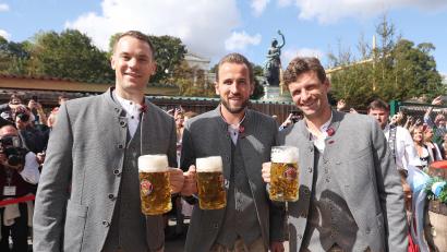 Bild: Alexander Hassenstein/dpa
Manuel Neuer (l-r), Harry Kane und Thomas Müller auf dem Oktoberfest.