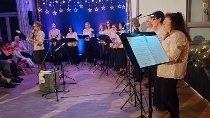 Bild: vt
Chorleiterin Ulrike Straub moderiert unterhaltsam zwischen den Stücken beim Konzert, das der zwölfköpfige "C[h]or mit Herz" im Vitusheim in Schnaittenbach gibt.
