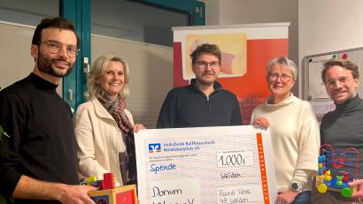 Bild: Severin Hirmer/exb
Spendenübergabe bei Donum Vitae. Von links: Markus Rechl (Vizepräsident), Andrea Lang (Bevollmächtigte Donum Vitae), Johannes Lang (Präsident), Elisabeth Schieder (Leiterin der Beratungsstelle) und Severin Hirmer.