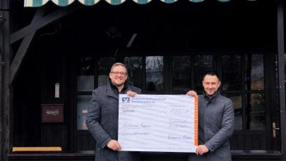Bild: Fischereiverein Stiftland/exb
Fischereiverein-Vorsitzender André Röckl (links) und sein Stellvertreter Andreas Bäuml mit dem symbolischen Scheck.