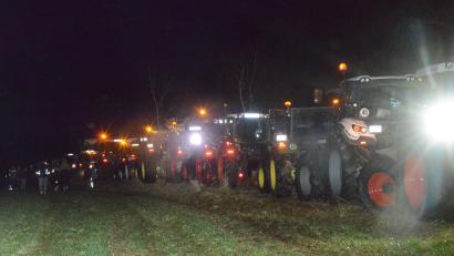 Bild: bey
Die Landwirte protestieren "still" gegen die Agrarpolitik der Bundesregierung. Auf einer landwirtschaftlichen Fläche entlang der A 6 in Richtung Nürnberg, Nahe Braunetsrieth, stehen die Traktoren mit ihrem gelben Rundumleuchten und machen die Autofahrer auf ein besonderes Ereignis aufmerksam.