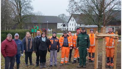 Bild: fvo
Unter der Leitung von Andreas Krös (Dritter von rechts) wird die neue Linde im Dorfzentrum von Ottenrieth gepflanzt. Zuvor hatte der Waldthurner Bauhof die bisherige erkrankte Dorflinde, die ein Naturdenkmal darstellte, entfernt.