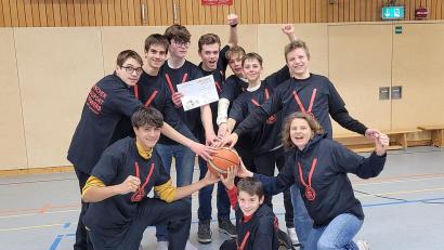 Bild: Barbara Meier/exb
Philipp Thapa, Peter Plesivcak, Marek Plesivcak, Valentin Herrmann, Ben Mutzbauer , Paul Stöberl, Jonas Schmidberger, Leon Böckl, Betreuerin Barbara Meier und Magnus Liebl (von links) bilden das Nabburger Basketball-Team, das beim Landkreisfinale siegreich war.