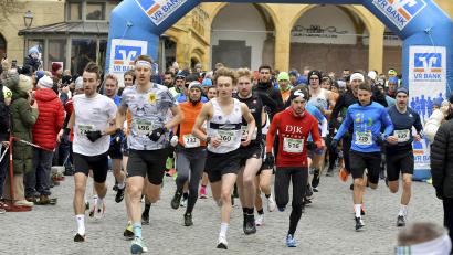 Bild: Hubert Ziegler
Start des Hauptlaufes mit dem späteren Sieger Simon Henseleit (Nummer 496). Maximilian Zeus aus Pirk (links) wurde Zweiter.