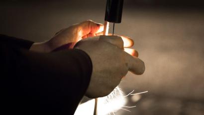 Archivbild: Florian Schuh/dpa
Silvesterraketen, die nach oben abgeschossen werden, sind in Ordnung. In Sulzbach-Rosenberg hat aber ein Unbekannter eine Rakete in Richtung einer Personengruppe abgefeuert.