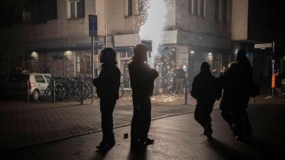 Bild: Paul Zinken/dpa
Einsatzkräfte der Polizei stehen unweit vom Kottbuser Damm.