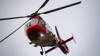 Bild: Stefan Sauer/dpa/Symbolbild
Ein Rettungshubschrauber setzt zur Landung auf dem Flugplatz einer Klinik an.