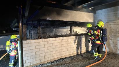 Bild: Kreisbrandinspektion Amberg-Sulzbach
Die Feuerwehr kümmerte sich um den Brand in dem Carport.