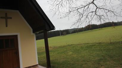 Archivbild: frd
Die Flächen für den geplanten Solarpark Sallach (heller Feldstreifen oberhalb der Kapelle) können im Tausch aus dem Landschaftsschutzgebiet genommen werden.