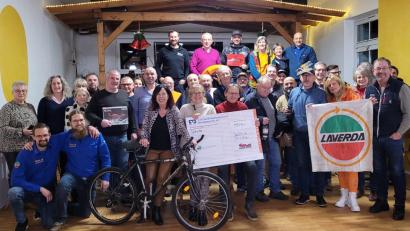 Bild: hut
Die Versteigerung der Laverda Connection zugunsten der Organisation „Care for Rare“ erbringt 1500 Euro.