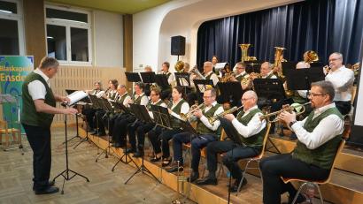 Bild: tra
Die Blaskapelle Ensdorf unter der Leitung von Hubert Haller begeistert beim Jubiläumskonzert die Zuhörer.