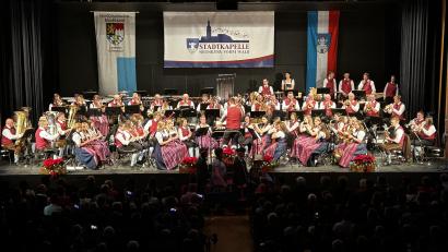Bild: sns
Die 66 Musikerinnen und Musiker der Neunburger Stadtkapelle spielen in der vollbesetzten Schwarzachtalhalle zum Jubiläumskonzert auf.