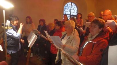 Bild: mad
Der Kirchenchor Schwarzhofen gestaltet mit musikalischen Gästen die Neujahrsandacht in Schwarzhofen.