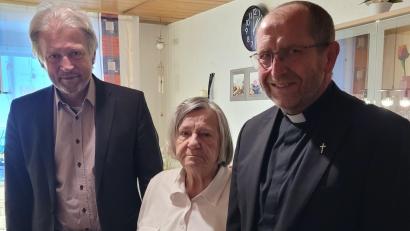 Bild: Marktgemeinde Plößberg/exb
Bürgermeister Lothar Müller (links) und Pfarrer Thomas Thiermann (rechts) gratulierten Ingrid Götz aus Schönkirch zum 85. Geburtstag.