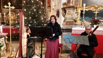 Bild: lg
Veronika Miller-Wabra (Harfe), Dagmar Spannbauer (Sopran) und Roland Polzer (Fagott) erfreuen beim Jahresabschlusskonzert in der Stadtpfarrkirche mit stimmungsvollen, sanften Klängen.