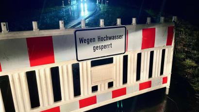 Symbolbild: Gabi Schönberger
In Neustadt/WN wurde am Dienstagabend bereits die Hochwasser-Warnschilder aufgestellt. An der Straße nach Theisseil drohte bereits die Überflutung.