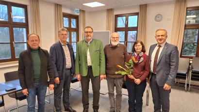 Bild: Fabian Polster/Landratsamt Tirschenreuth/exb
Bei dem Personaltermin waren dabei: (von links) stellvertretender Personalratsvorsitzender Richard Schiedeck, Personalchef Walter Brucker, Manfred Heinzmann, Dr. Jochen Bloßfeldt, Ute Hopf und Landrat Roland Grillmeier.