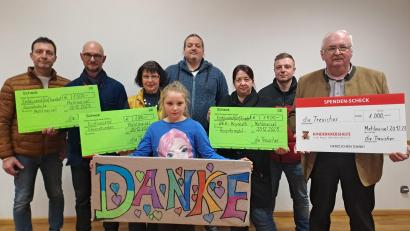 Bild: gis/exb
Vertreter der beschenkten Institutionen mit Uli Pscherer (links), Sigrid Bauer (Dritte von links), Johannes Lautenbacher (Vierter von links), Raphael Pscherer (Zweiter von rechts) und Leni Lautenbacher (vorne).