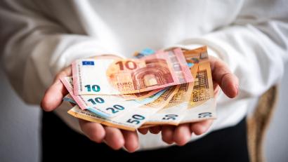 Symbolbild: Zacharie Scheurer /dpa
Folgen von Unfällen und Erkrankungen können für Betroffene und deren Familien häufig auch finanziell teuer werden.
