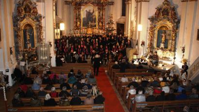 Bild: mnt
Beim Weihnachtsoratorium des Thansteiner Kirchenchors werden die Sänger unter der Leitung von Richard Waldmann vom Alphorn, der Orgel und einem Orchester musikalisch begleitet. Ein Kinderchor unterstützt gesanglich und stellt auf einer separaten Bühne die Weihnachtsgeschichte bildlich dar.