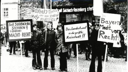 Bild: Archiv Fritz Ottmann
Sein Interesse für kommunalpolitische Vorgänge zeigte sich bei Hans-Jürgen Reitzenstein (Zweiter von links) schon in jungen Jahren, wie etwa 1972 vor dem Rathaus bei einer Demonstration für den Erhalt des Landkreissitzes in Sulzbach-Rosenberg mit Wilhelm Winkler (links), Thomas Steiner (Dritter von links) und Heiner Himsel (rechts).