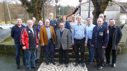Bild: Siegfried Walter/exb
Zahlreiche Abordnungen vieler Vereine gratulierten Horst Schuller (vorne, Dritter von rechts) zum 85. Geburtstag. Im Bild (vorne, von links) Siegfried Walter, Heinz Kett, Jubilar Horst Schuller, Thomas Mayer, Engelbert Träger, Pfarrer Konrad Amschl sowie (hinten, von links) Reihe: Klaus Sladky, Fabian Schöberl, Carolin Mayer, Theresa Meindl, Michael Träger und Markus Blei.