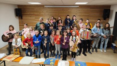 Bild: Edelweiß-Kapelle Pertolzhofen/exb
Kinder im Alter von sechs bis zwölf Jahren zeigen in Pertolzhofen unter der Leitung von Diplom-Musiklehrer Stefan Karl wie gut sie ihre Instrumente bereits beherrschen.