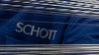 Symbolbild: Sebastian Christoph Gollnow/dpa
Für den Spezialglas-Hersteller Schott in Mitterteich gilt weiterhin Kurzarbeit.