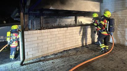 Bild: Kreisbrandinspektion Amberg-Sulzbach
Am Neujahrsmorgen hat in Haselmühl ein Carport gebrannt.