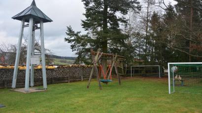 Bild: jr
Auf dem Spielplatz in Themenreuth soll noch in diesem Jahr ein Multifunktionsgebäude errichtet werden. Dazu wird erneut ein Förderantrag bei der Ikom Stiftland gestellt.