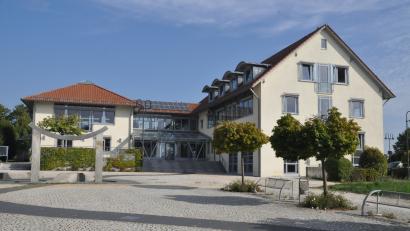 Archivbild: ak
Rathaus (Bild), Sportarena und Schulzentrum sind bereits an das Glasfasernetz angeschlossen. Bis 2028 sollen alle Anwesen in der Gemeinde folgen.