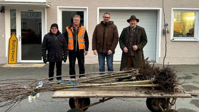 Bild: Marko Pammer/exb
Der ehrenamtliche Obstbaumberater Wolfgang Engel, Bauhofchef Rudi Scharf, Initiator Christopher Schmal und Nabburgs Bürgermeister Frank Zeitler freuen sich, dass die Aktion so gut angekommen ist (von links).
