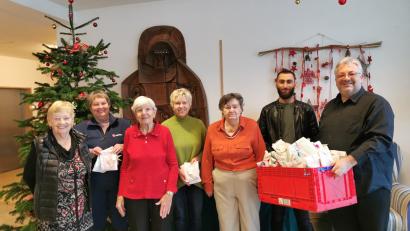 Bild: Andreas Felber/Caritas/exb
Astrid Knab von den Maltesern (Zweite von links) überbrachte mit Ehrenamtlichen im Caritas-Altenheim selbstgebastelte Geschenke an die Bewohnervertretung und Heimleiter Carsten-Armin Jakimowicz (rechts).