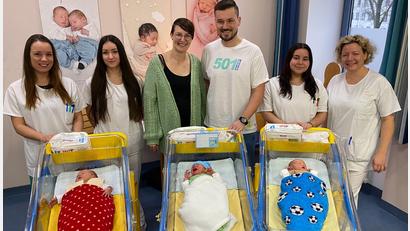 Bild: Kliniken Nordoberpfalz, Michael Reindl
Für Ella, Peter und Bruno (vorne, von links) wird der Jahreswechsel immer etwas Besonderes sein: Sie wurden an Silvester bzw. am Neujahrstag im Klinikum Weiden geboren. Den Eltern von Peter (Mitte) gratulieren Dr. Jana Svitakova (von links), Kader Karayol und Michelle Bock (St. 32) und Hebamme Anita Schmidhuber.