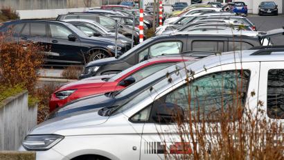 Bild: Petra Hartl
Am Kaufland-Parkplatz in Sulzbach-Rosenberg ist es zu einer Fahrerflucht gekommen. Doch diesmal hat ein aufmerksamer Zeuge alles beobachtet - und den Besitzer des beschädigten Autos per Lautsprecher ausrufen lassen.