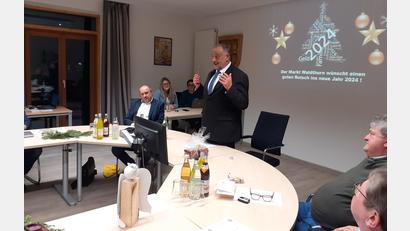Bild: fla
Bürgermeister Josef Beimler (stehend) blickt in der letzten Marktratssitzung des Jahres auf das abgelaufene Jahr zurück.