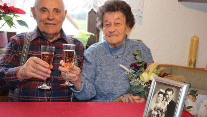 Bild: kro
Brigitte und Johann Härtl aus stoßen mit einem Glas alkoholfreiem Sekt auf ihre Eiserne Hochzeit an – mit auf dem Tisch das Hochzeitsbild von 1958.
