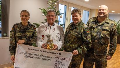 Bild: hbe
Bei der Spendenübergabe ( von links): Hauptfeldwebel Sybille Weiniger, sie war die Initiatorin der Spendenaktion, Dr. Andreas Fiedler, Chefarzt der Klinik für Kinder und Jugendliche, Oberfeldärztin Carmen Dietz sowie Oberstarzt Dr. Roland Vogl.