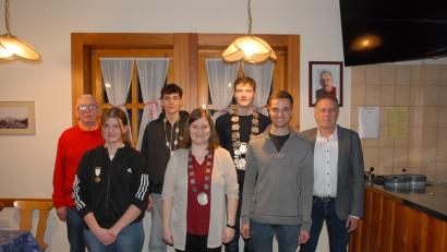 Bild: pop
Die Schmidmühlener Sportschützen proklamieren ihre neuen Würdenträger (von links): Gauschützenmeister Heinrich Fraunholz, Gaujugendkönigin Anna Haderer, Jugendkönig Lukas Fleischmann, Schützenkönigin Angelika Hüttner, Schützenkönig Simon Reheis, Zweiter Schützenmeister Torsten Flieder und Dritter Bürgermeister Mathias Huger.
